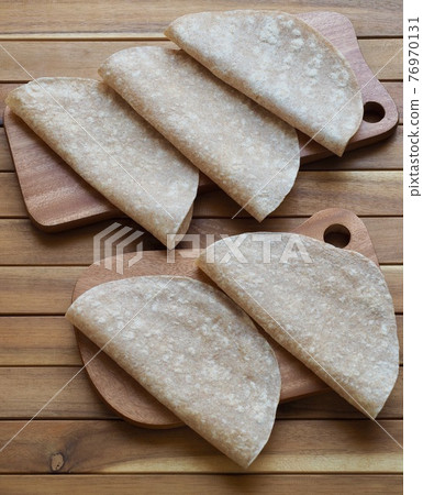 新鮮的圓形玉米餅 76970131