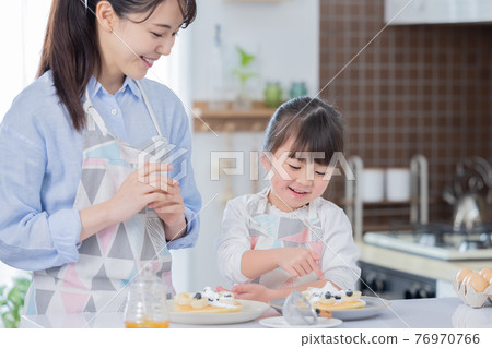 A girl who enjoys making family hot cakes A girl who enjoys making family hot cakes 76970766