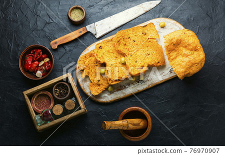 Appetizing bread with sun dried tomatoes and olives 76970907