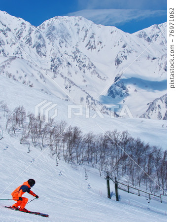 白馬八方根滑雪場滑雪者以白馬三山為背景在黑石滑雪場滑雪 76971062