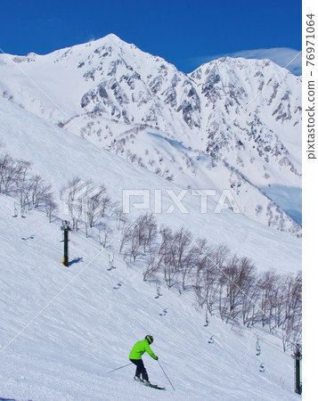 Hakuba Happoone Ski Resort Skiers skiing on the Kurobishi slope against the backdrop of Shirouma Sanzan Hakuba Happoone Ski Resort Skiers skiing on the Kurobishi slope against the backdrop of Shirouma Sanzan 76971064