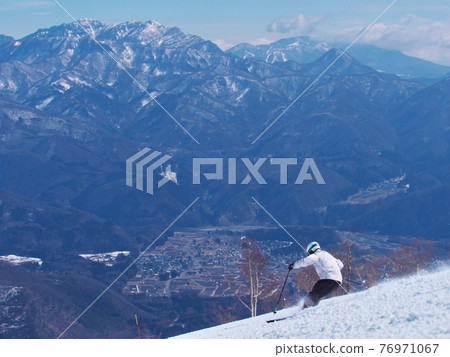 Hakuba Happoone Ski Resort Skiers skiing on the Riesengrat course 76971067