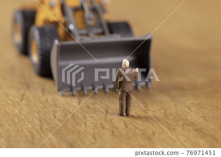 停止輪式裝載機的商人 76971451