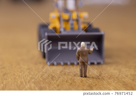 停止輪式裝載機的商人 76971452