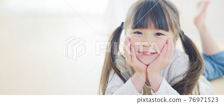 說謊在地板上的女孩 說謊在地板上的女孩 76971523
