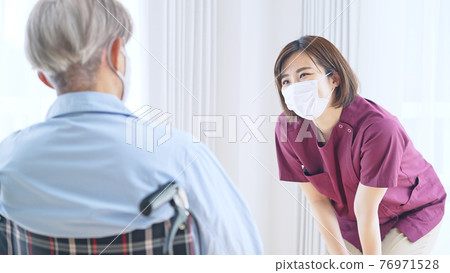 Senior male key worker with a mask 76971528