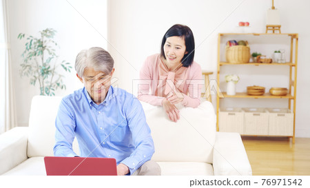 Senior couple seeing computer 76971542