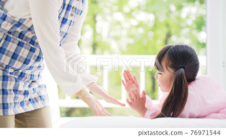 Girl playing with hand-playing songs Childcare / childcare image Girl playing with hand-playing songs Childcare / childcare image 76971544