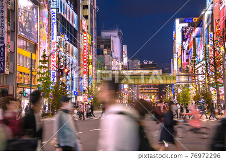 日本東京都市風景，第三次宣言的第一天。很多人......不再影響人們......= 4月25日，秋葉原 76972296
