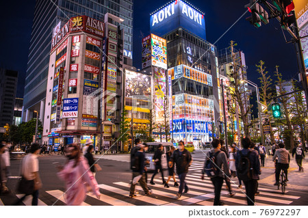 日本東京都市風景，第三次宣言的第一天。很多人......不再影響人們......= 4月25日，秋葉原 76972297