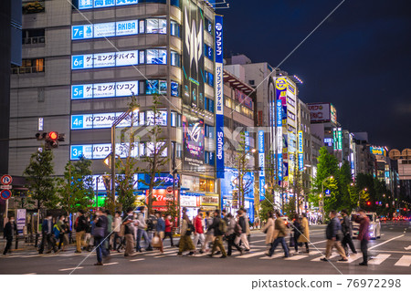 日本東京都市風景，第三次宣言的第一天。很多人......不再影響人們......= 4月25日，秋葉原 76972298