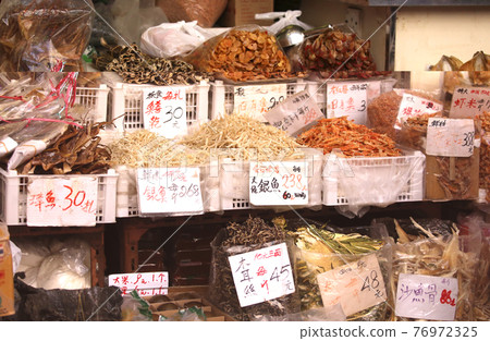 香港德輔堂西面的一家干貝和鹽乾魚的商店。有些人不知道該用哪種菜 香港德輔堂西面的一家干貝和鹽乾魚的商店。有些人不知道該用哪種菜 76972325