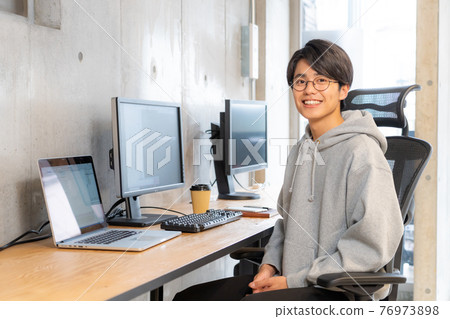 IT engineer in his 20s IT engineer in his 20s 76973898