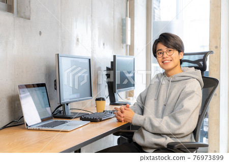 IT engineer in his 20s 76973899