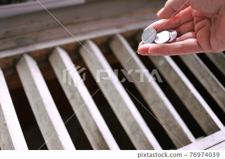 Throw coins into the money box 76974039