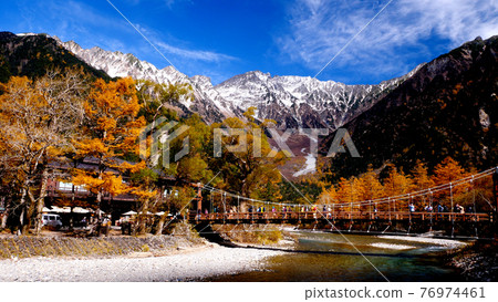 上高地穗高山脈和河童橋秋葉 上高地穗高山脈和河童橋秋葉 76974461