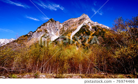 上高地明神山的紅葉 上高地明神山的紅葉 76974466