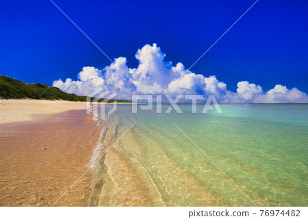 沖繩美麗的珊瑚礁海和雲 76974482