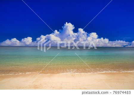 沖繩美麗的珊瑚礁海和雲 76974483