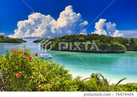 川平灣美麗的珊瑚礁海和雲彩 川平灣美麗的珊瑚礁海和雲彩 76974484