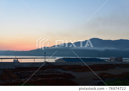 從岩手縣宮古市重茂半島升起的朝陽（2020年夏季） 76974722