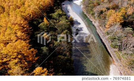 Azusa River autumn leaves in Kamikochi Azusa River autumn leaves in Kamikochi 76974881