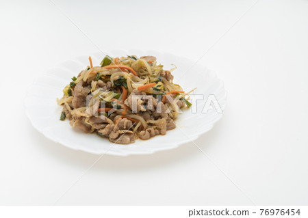 Bulgogi-style stir-fried meat and vegetables 76976454
