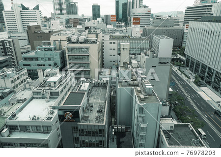 從Grand Front North大樓9樓的窗戶往下看【大阪市景】 76978203