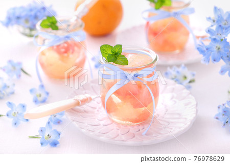 Refreshing early summer grapefruit jelly Refreshing early summer grapefruit jelly 76978629