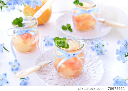 Refreshing early summer grapefruit jelly 76978631
