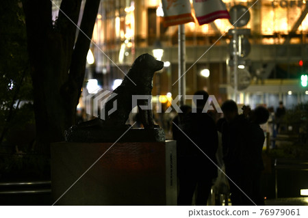 The first day of the third declaration of the Tokyo cityscape of Japan. In front of Hachiko, where the street vision disappears and sinks into the darkness. Drinking on the street ... = 25th The first day of the third declaration of the Tokyo cityscape of Japan. In front of Hachiko, where the street vision disappears and sinks into the darkness. Drinking on the street ... = 25th 76979061