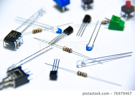 Scattered electronic components / resistors 76979467