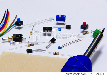 散落的電子元件/整體/烙鐵 散落的電子元件/整體/烙鐵 76979471
