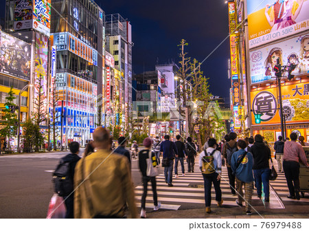 日本東京都市風景，第三次宣言的第一天。很多人......不再影響人們......= 4月25日，秋葉原 76979488