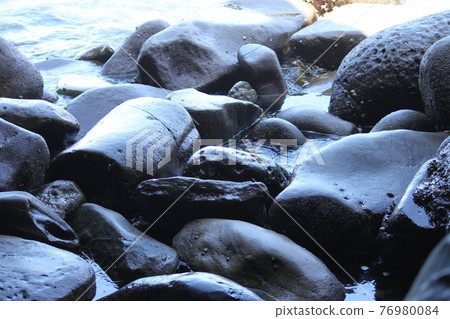 Stones wet with waves 76980084