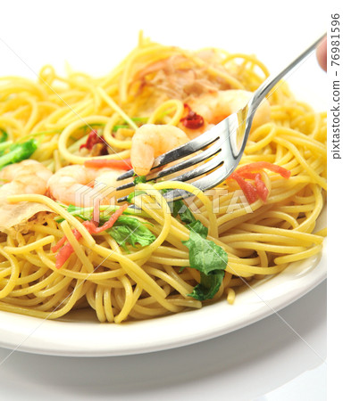 Pasta with shrimp (spaghetti) 76981596