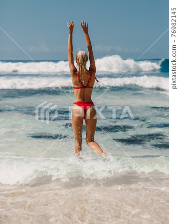 Attractive woman in swimwear enjoyning summer at ocean beach 76982145