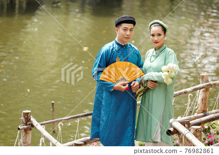 Couple in traditional costumes Couple in traditional costumes 76982861