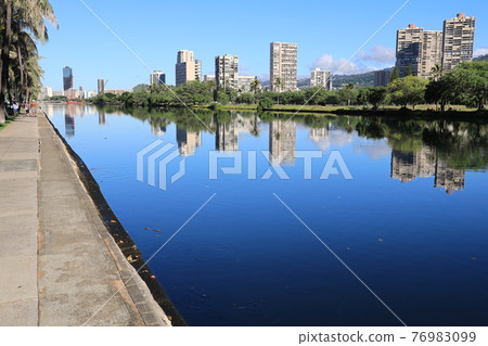 [USA] Hawaii Morning Honolulu's beautiful blue sky and city 76983099