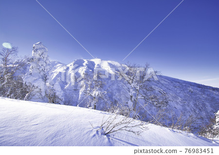 Mt. Furano in the clear winter 76983451