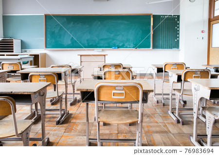 Elementary school classroom 76983694