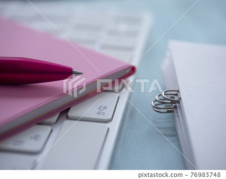 企業形象·文件·鍵盤·筆記本·女人 企業形象·文件·鍵盤·筆記本·女人 76983748