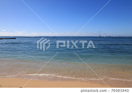 [USA] Hawaii Honolulu sunrise, beautiful sea and blue sky 76983840