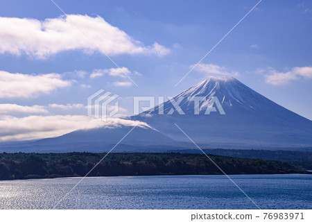 (Yamanashi Prefecture) From Mt. Fuji and Lake Motosu in the morning (Yamanashi Prefecture) From Mt. Fuji and Lake Motosu in the morning 76983971