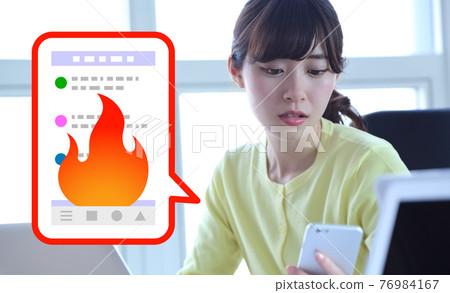 因在線燃燒而陷入困境的女性形象 因在線燃燒而陷入困境的女性形象 76984167