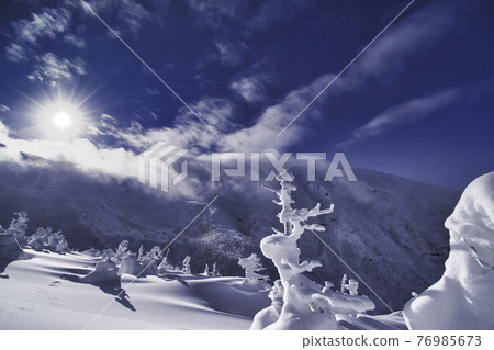 從雲中出現的富良野山 76985673