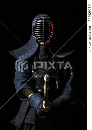 Portrait of kendo fighter 76986019
