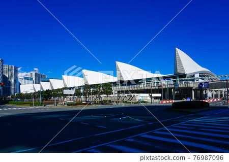 Pacifico Yokohama from the front of Queen's Square 76987096