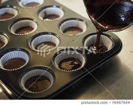 Making gateau chocolate, pouring sauce into a mold, making sweets, making sweets 76987684