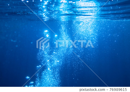 Abstract underwater background with air bubbles 76989615